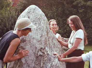 Eine Gruppe im Steinkreis
